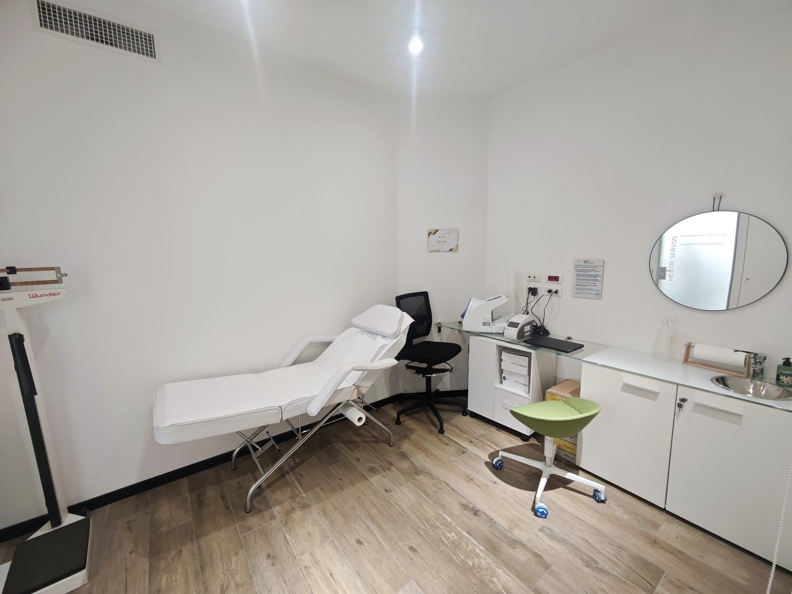 La cabina dei servizi della farmacia, dove si eseguono elettrocardiogrammi, holter e analisi